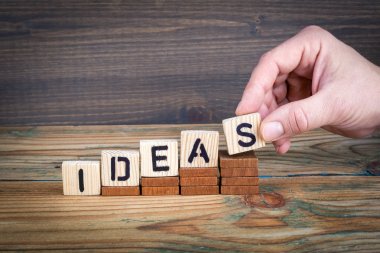 fikirler. Ahşap mektup ofis masasında bilgilendirici ve iletişim arka plan