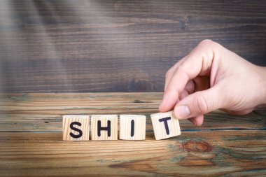Lanet olsun. Ahşap mektup ofis masasında bilgilendirici ve iletişim arka plan