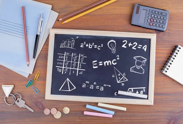 Mathematische Formeln, Bildung und Wissenskonzept. Kreidetafel auf Holzschreibtisch — Stockfoto
