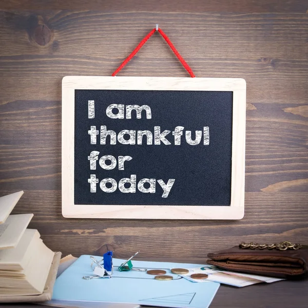Jestem wdzięczny za dzisiaj. Tablica na podłoże drewniane — Zdjęcie stockowe