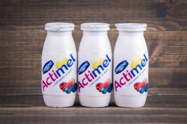 Riga, Letonya - Feruary 5, 2018: Actimel Danone tarafından üretilen bir probiyotik yoğurt-türü içecektir