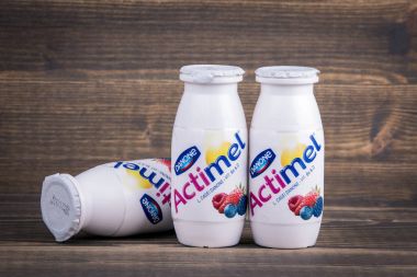 Riga, Letonya - Feruary 5, 2018: Actimel Danone tarafından üretilen bir probiyotik yoğurt-türü içecektir