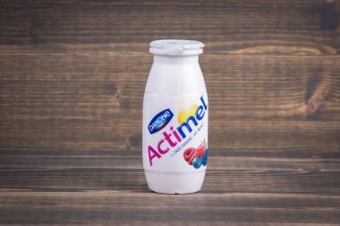 Riga, Letonya - Feruary 5, 2018: Actimel Danone tarafından üretilen bir probiyotik yoğurt-türü içecektir