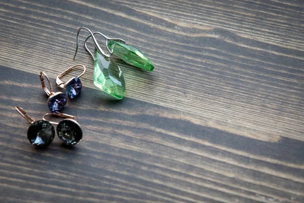 Boucles d'oreilles colorées, bijoux imitation sur fond bois — Photo