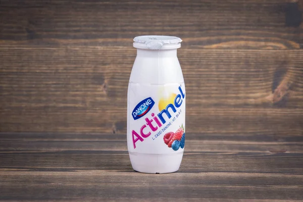 Riga, Letonya - Feruary 5, 2018: Actimel Danone tarafından üretilen bir probiyotik yoğurt-türü içecektir