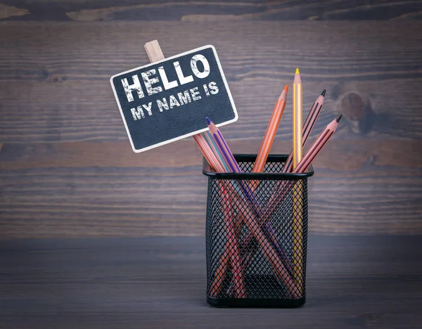안녕 내 이름은입니다. 작은 칠판 분필 및 나무 배경 색깔된 연필 — 스톡 사진