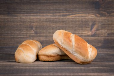 ahşap arka plan üzerinde taze ışık ekmek