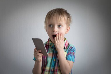 onun elinde bir akıllı telefon olan küçük çocuk. Childs'ın portre