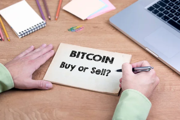 Bitcoin, köpa eller sälja. Office skrivbord med en laptop och brevpapper — Stockfoto
