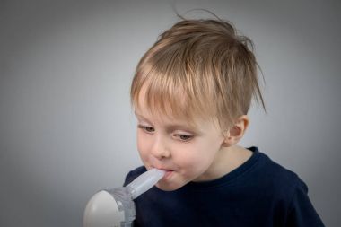 Küçük çocuk takeing inhalasyon için solunum didease