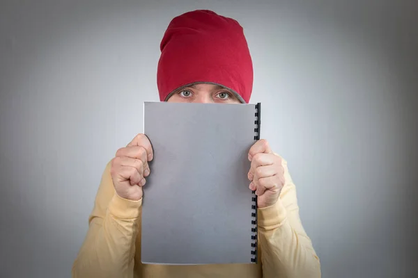 Mann mit grauem Notizbuch, freier Platz für Marketing-Informationstext — Stockfoto