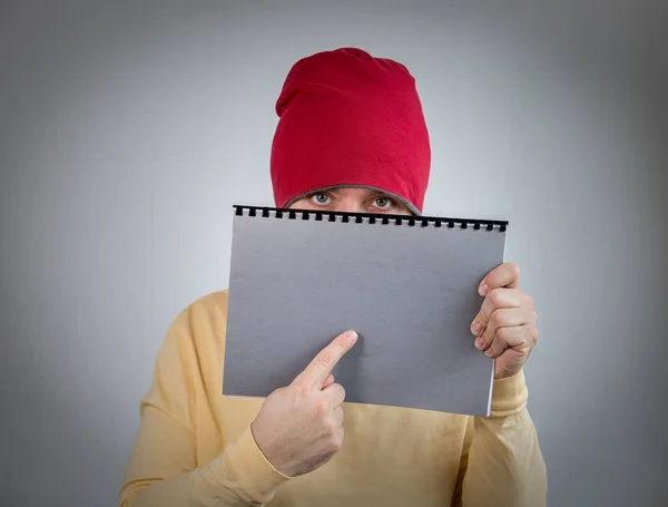 Mann mit grauem Notizbuch, freier Platz für Marketing-Informationstext — Stockfoto