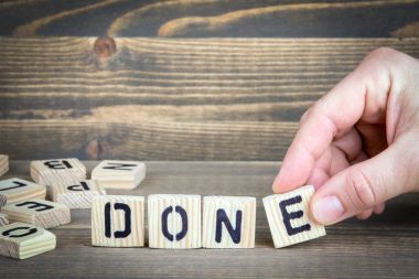 bitmiş. Ahşap mektup ofis masasında bilgilendirici ve iletişim arka plan