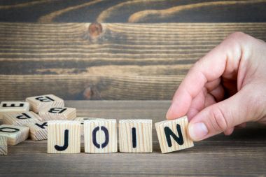 katılın. Ahşap mektup ofis masasında bilgilendirici ve iletişim arka plan