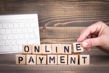 online ödeme. Ahşap mektup ofis masasında bilgilendirici ve iletişim arka plan