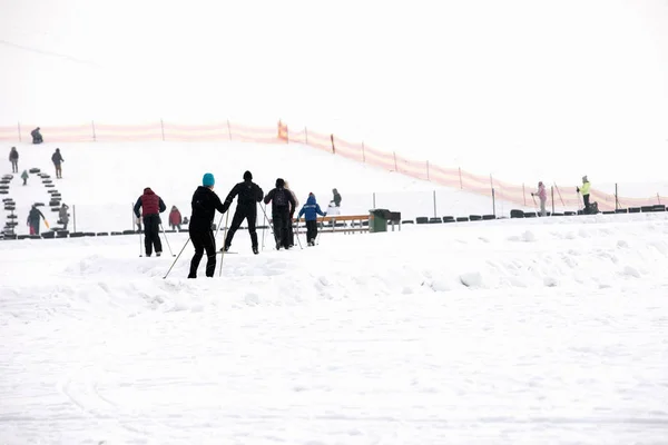 Lettonia, Riga - 17 febbraio 2017: Gente gli sport invernali sciano sulla pista da neve — Foto Stock