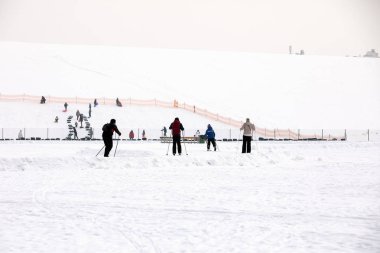 Letonya, Riga - Şubat 17.2017: İnsanlar kış sporları kar parça rotasında skiin