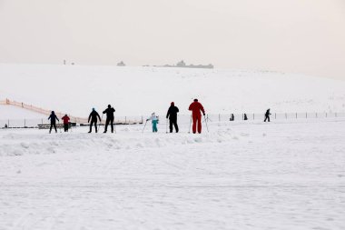 Letonya, Riga - Şubat 17.2017: İnsanlar kış sporları kar parça rotasında skiin