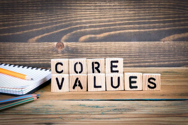 Základní hodnoty. Dřevěná písmena na kancelářský stůl, informační a komunikační zázemí — Stock fotografie