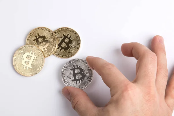 Criptomoeda, bitcoin dourado e prata no fundo branco — Fotografia de Stock