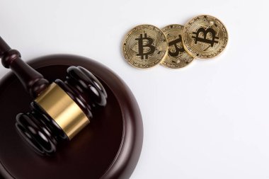 Beyaz arka plan üzerinde ahşap hakimler tokmak ile kripto para birimi, altın bitcoin