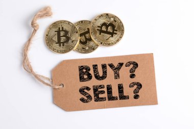 beyaz zemin üzerinde bir karton fiyat etiketiyle Kripto para birimi, altın bitcoin