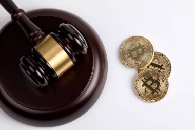 Beyaz arka plan üzerinde ahşap hakimler tokmak ile kripto para birimi, altın bitcoin