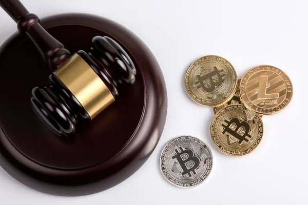 Kripto para birimi. Altın Bitcoin, beyaz arka plan üzerinde ahşap hakimler tokmak ile Litecoin