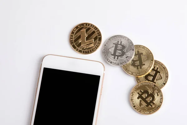 Krypto valuta, gyllene bitcoin och mobiltelefon på vit bakgrund — Stockfoto