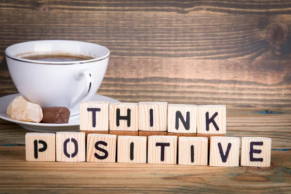Pensare positivo. Lettere in legno sulla scrivania dell'ufficio, sfondo informativo e di comunicazione — Foto Stock