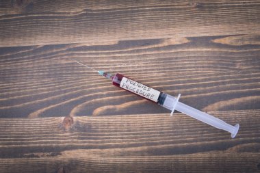 politika ve prosedür kavramı. İlaç şırınga sıvı iç ve inscribtion