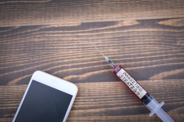 pazarlama stratejisi kavramı. İlaç şırınga sıvı iç ve inscribtion