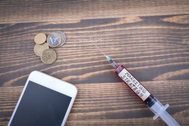 pazarlama stratejisi kavramı. İlaç şırınga sıvı iç ve inscribtion