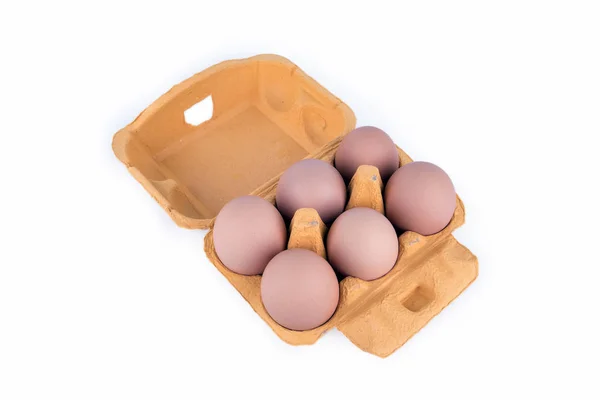 Ovos de galinha na caixa no fundo branco — Fotografia de Stock