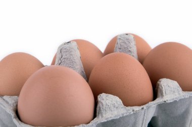 Beyaz arka plan üzerinde çiğ tavuk yumurtası kutusunda yakın çekim görünümünü