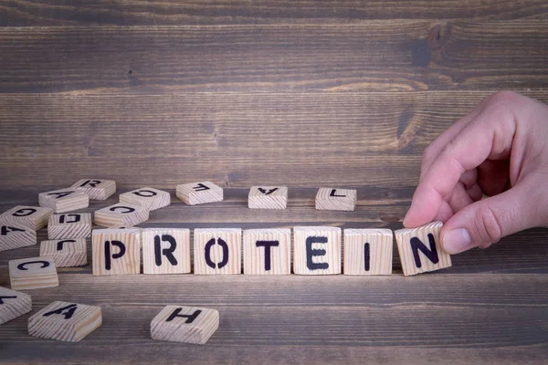 Πρωτεΐνη. Ξύλινα γράμματα επάνω στο γραφείο γραφείο — Φωτογραφία Αρχείου