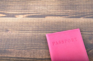 pembe pasaport ahşap bir masa üzerinde seyahat kavram kapsar