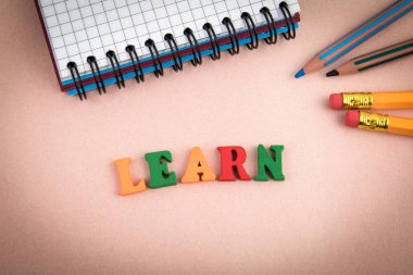 Bilgi edinin. Ofis Masası ahşap harfler