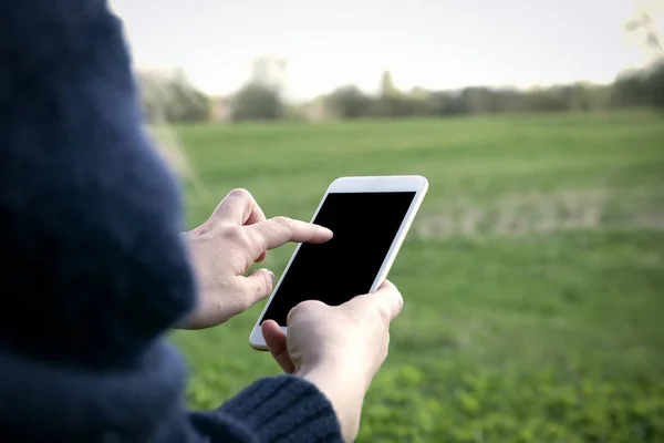 Kadın elinde tutan cep telefon yakın çekim — Stok fotoğraf