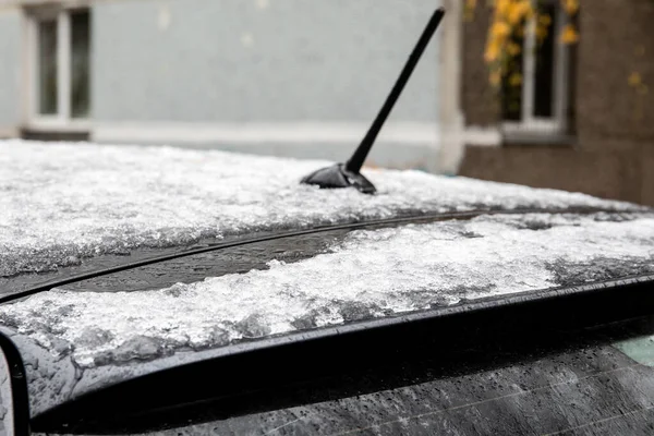 Melting snow and ice on the car roof — Stock Photo, Image