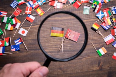 Alman ve Türk bayrakları. Siyaset, ekonomi, ithalat ve ihracat kavramı