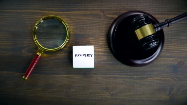 Egendom. Domstolens dom, tvist, auktion och avtal — Stockvideo