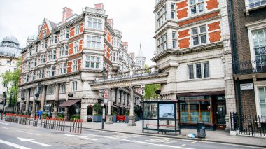 Sicilya Bulvarı - Bloomsbury 'de yaya alışveriş geçidi. Otobüs durağı, boş sokak