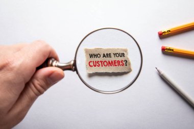 Müşterileriniz kimler? Pazar araştırması, anket, sosyal medya ve pazarlama kavramı