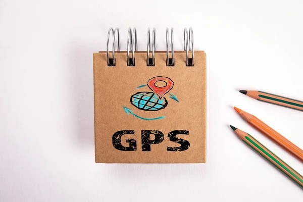 Місцезнаходження та концепція GPS. Блокнот з кольоровими олівцями — стокове фото
