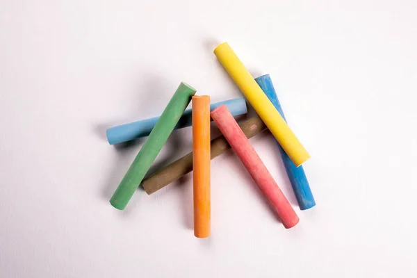 Fechar-se de giz multicolor em branco — Fotografia de Stock