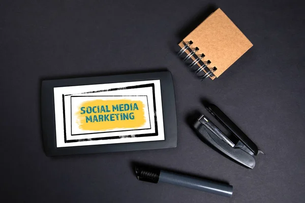 Marketing en redes sociales. Concepto de comunicación global, negocios, startups y oportunidades — Foto de Stock