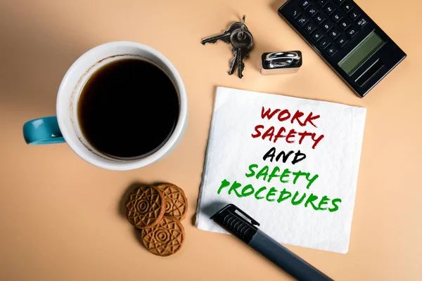Procedimientos de seguridad y protección del trabajo. Texto en una servilleta — Foto de Stock
