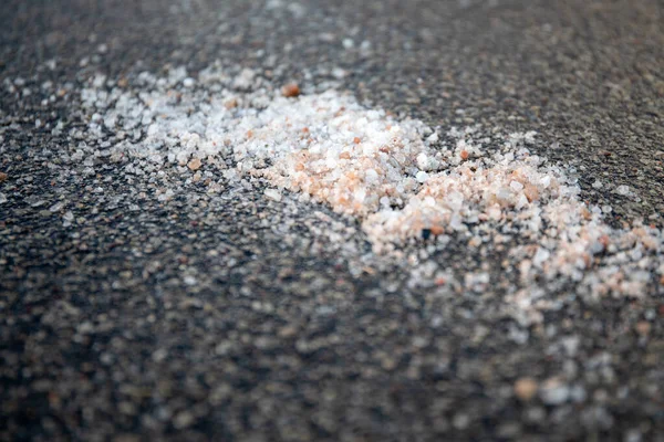 Du sel s'est répandu sur le trottoir. Saison d'hiver — Photo