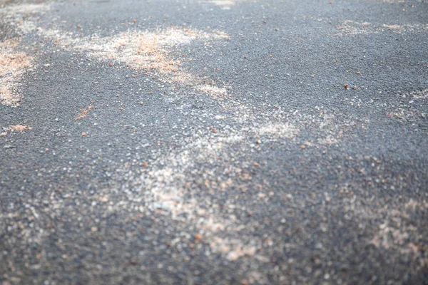 塩が歩道にこぼれた。冬の季節 — ストック写真